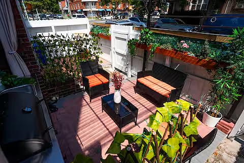 Access to Beautiful Enclosed Patio with Outdoor Kitchen