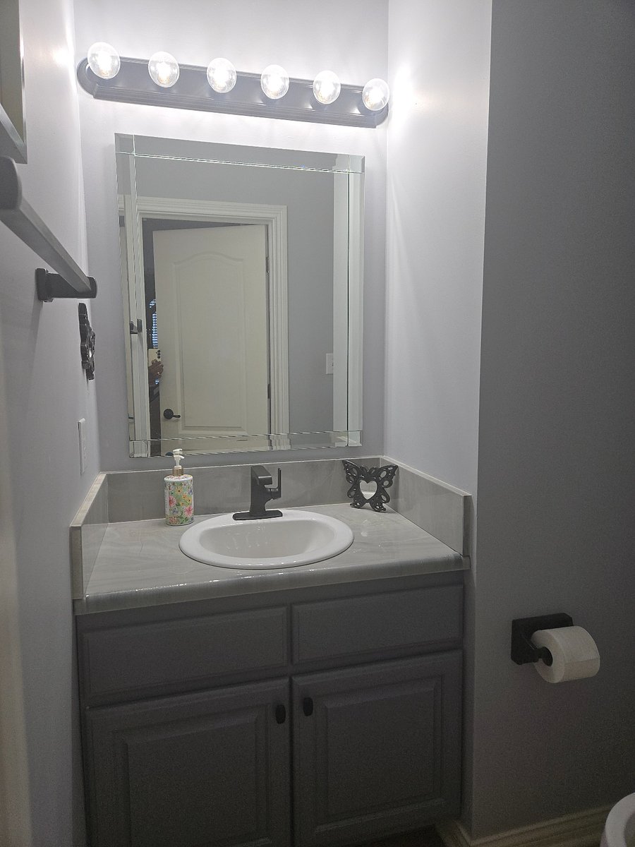 Main floor 1/2 bath
