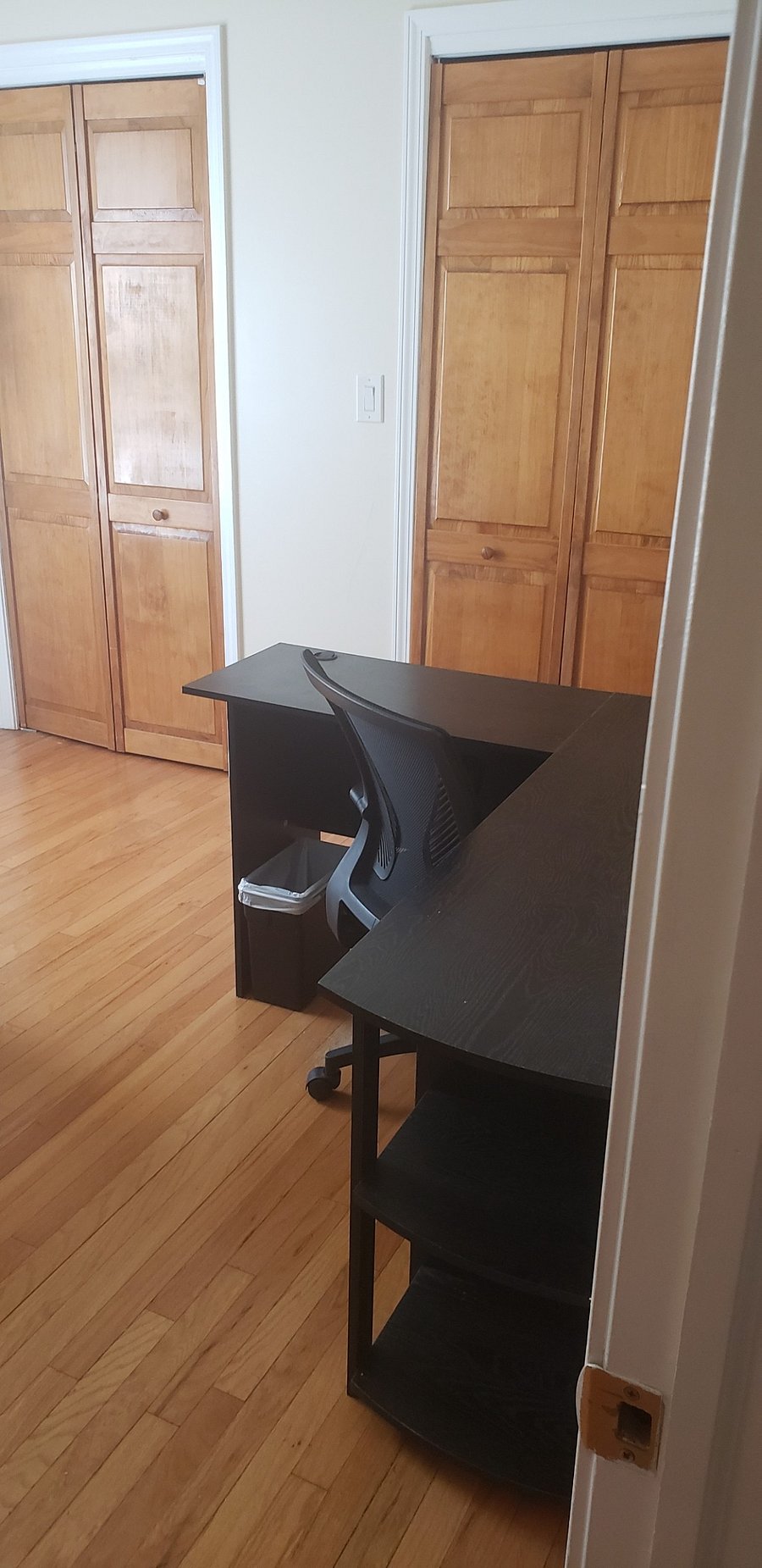 SRO room desk