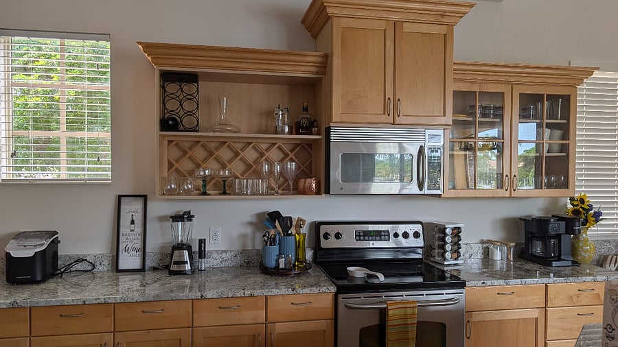 Kitchen with bar