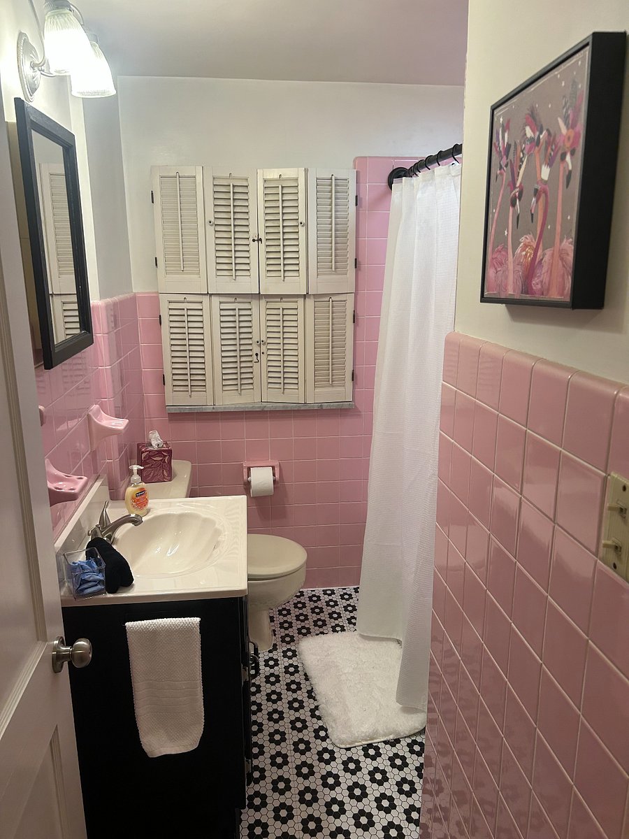Full bathroom upstairs with shower & tub