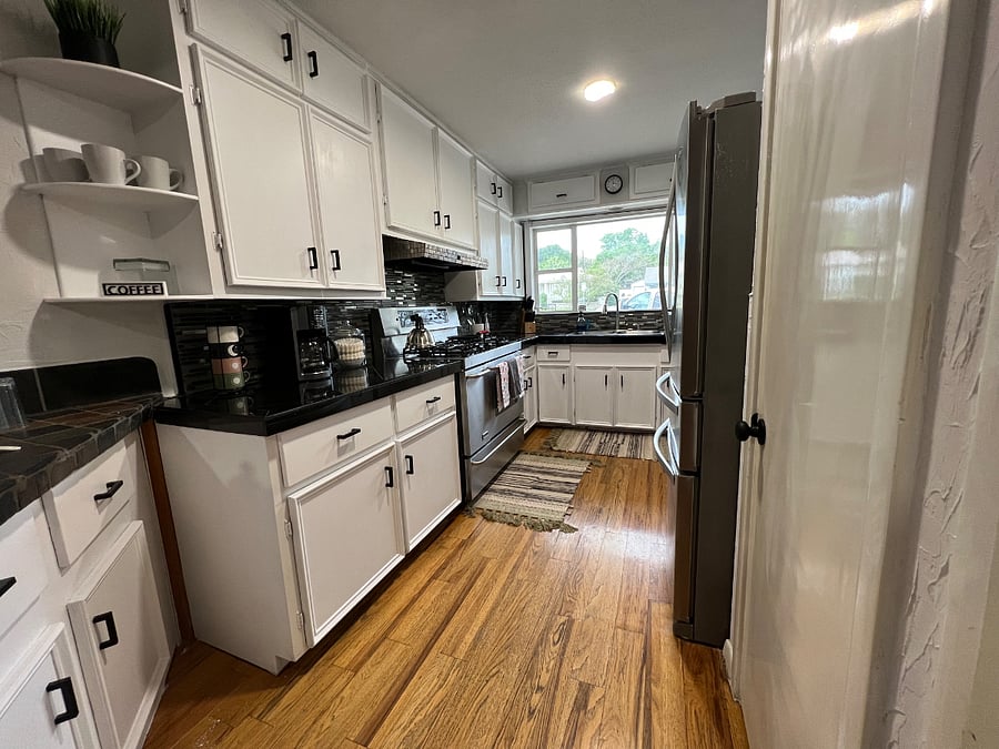 Kitchen (fully stocked, all large and small appliances)