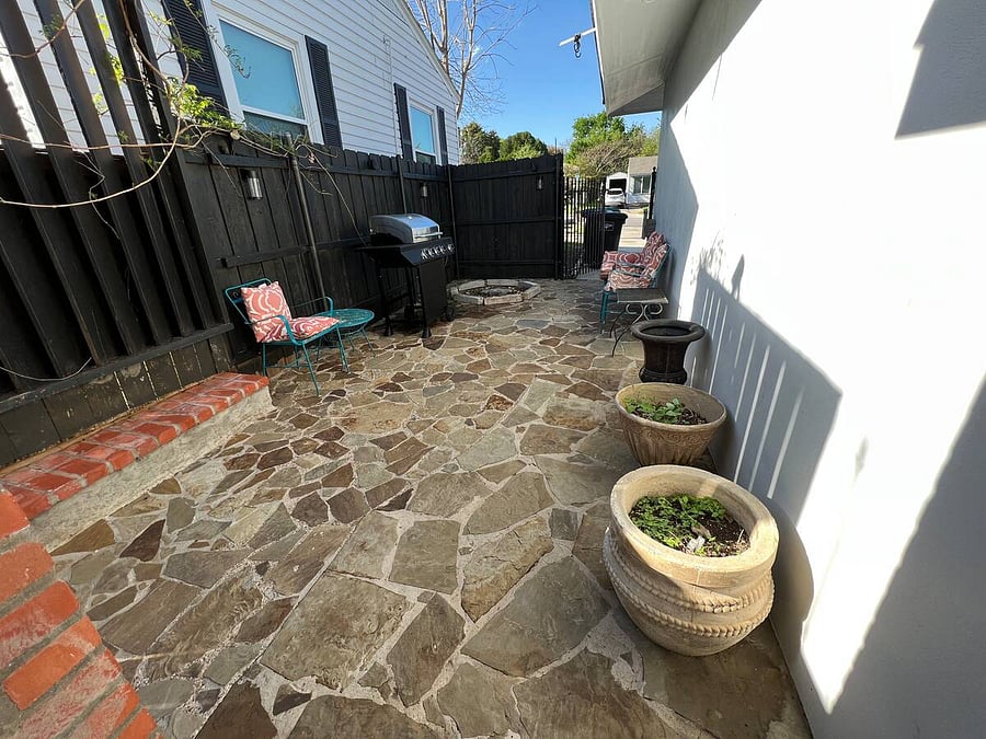 Patio 2 (more pics - grill included)