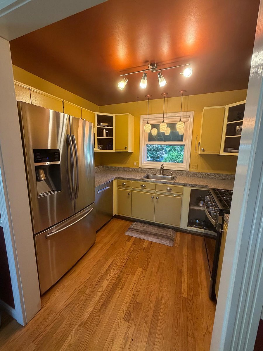 Kitchen - left view to better show appliances