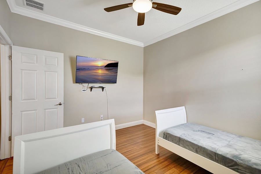 bedroom 2 twin beds
