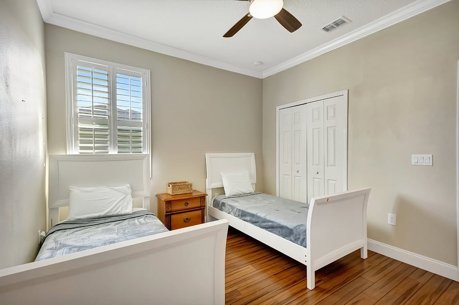 bedroom 2 twin beds