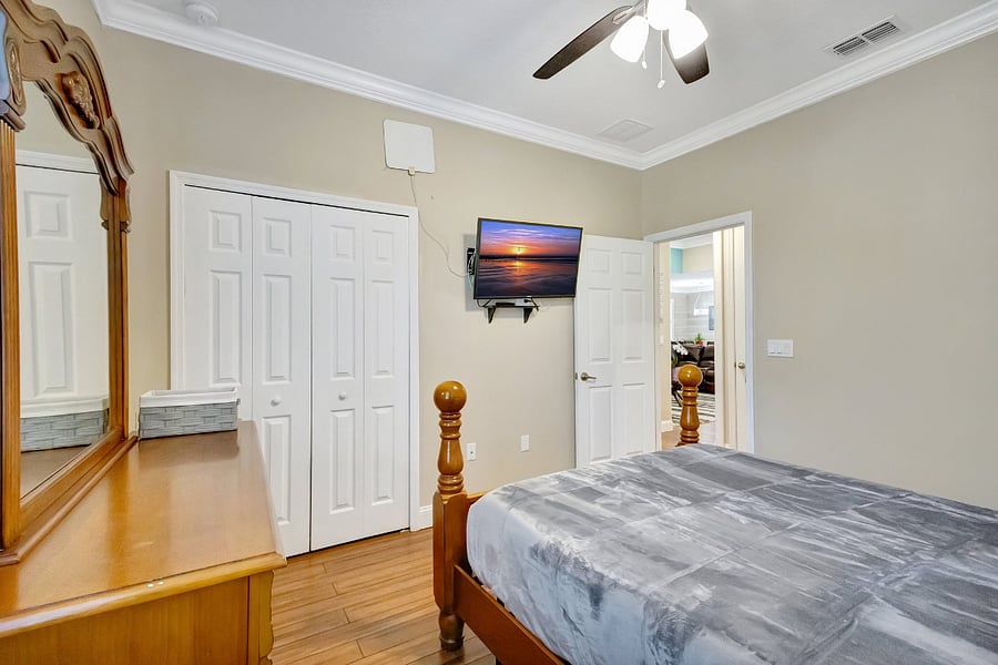 bedroom 4 queen bed