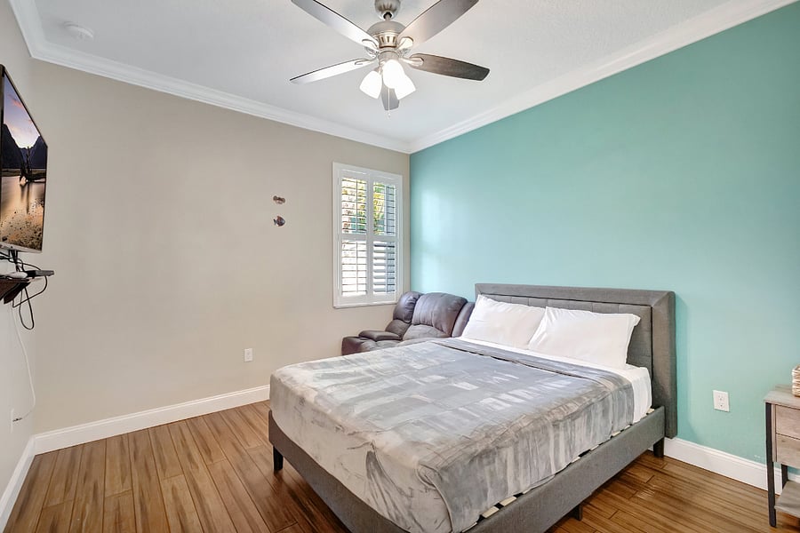bedroom 4 queen bed