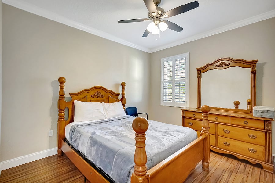 bedroom 3 queen bed