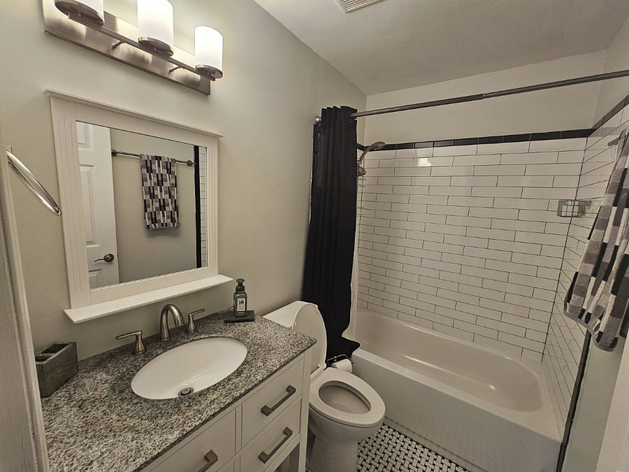 Second Bathroom - Detachable Shower Head, Tub