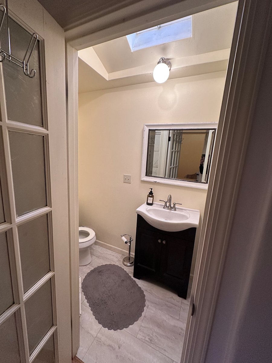 Hall /Guest full bath