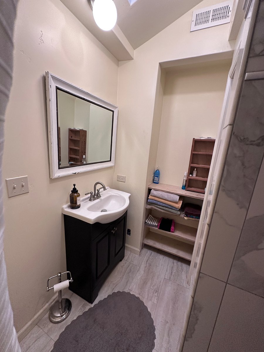 Guest / hall full bath