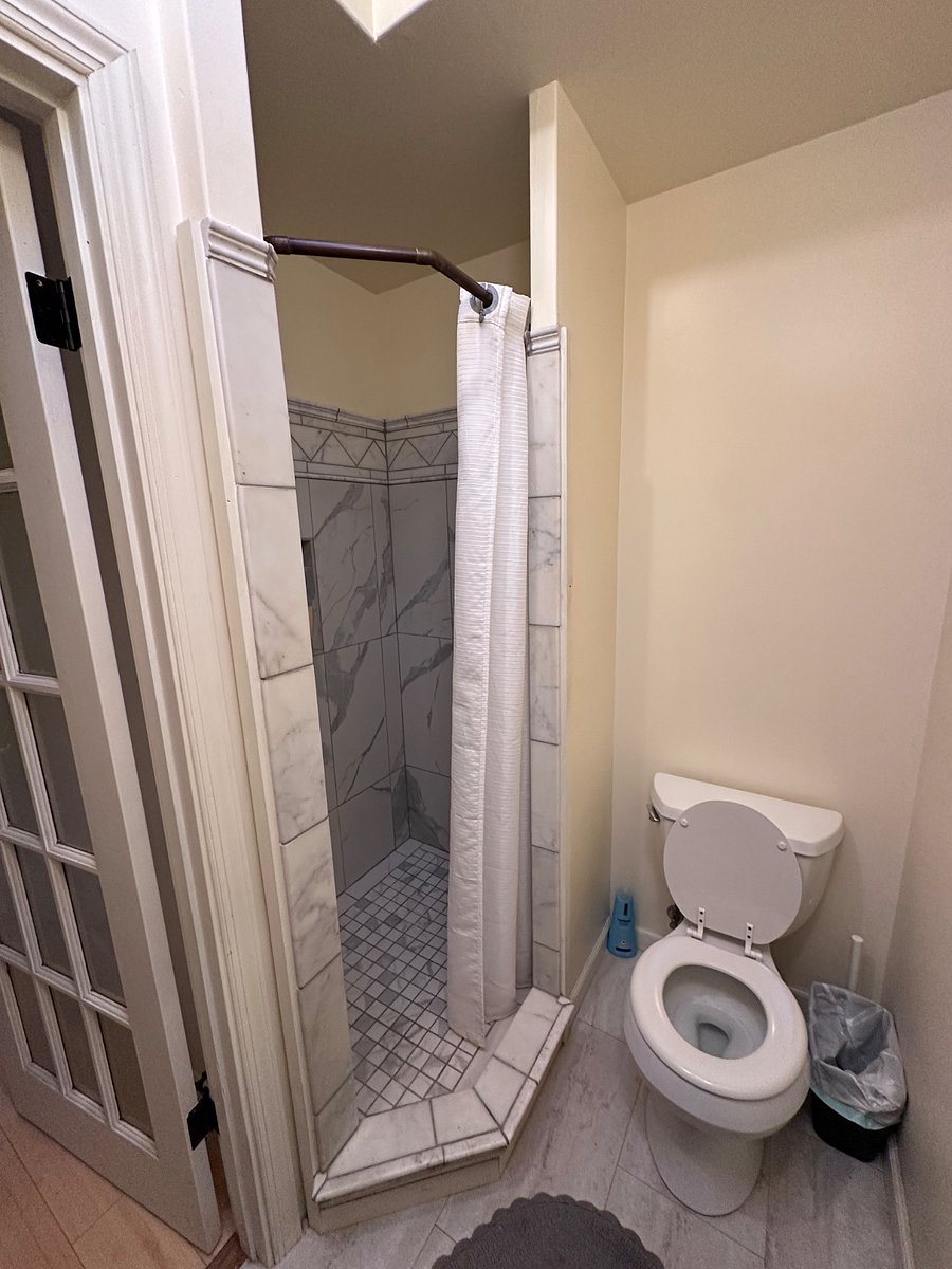 Hall / Guest full bath