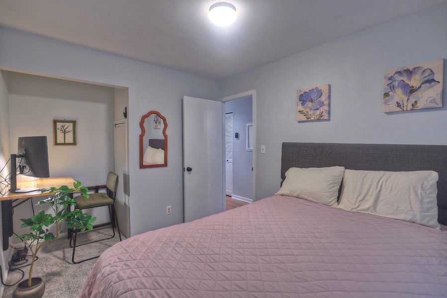 Queen bed in 2nd bedroom, luxury 100% cotton organic sheets