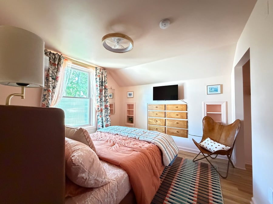 2nd Floor Peach Bedroom - Queen Bed