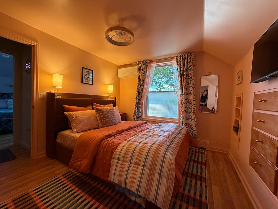 2nd Floor Peach Bedroom - Queen Bed