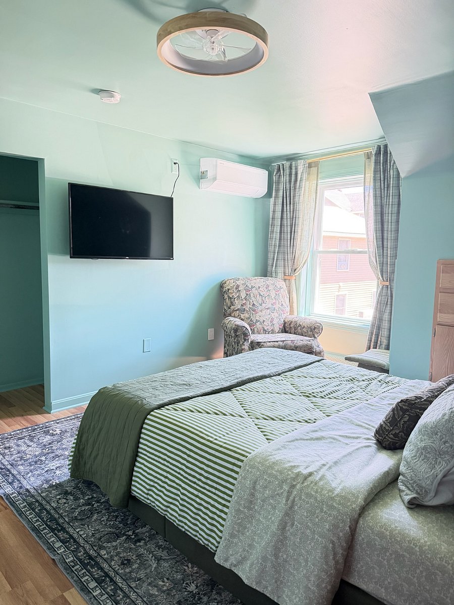 2nd Floor Green Bedroom - Queen Bed