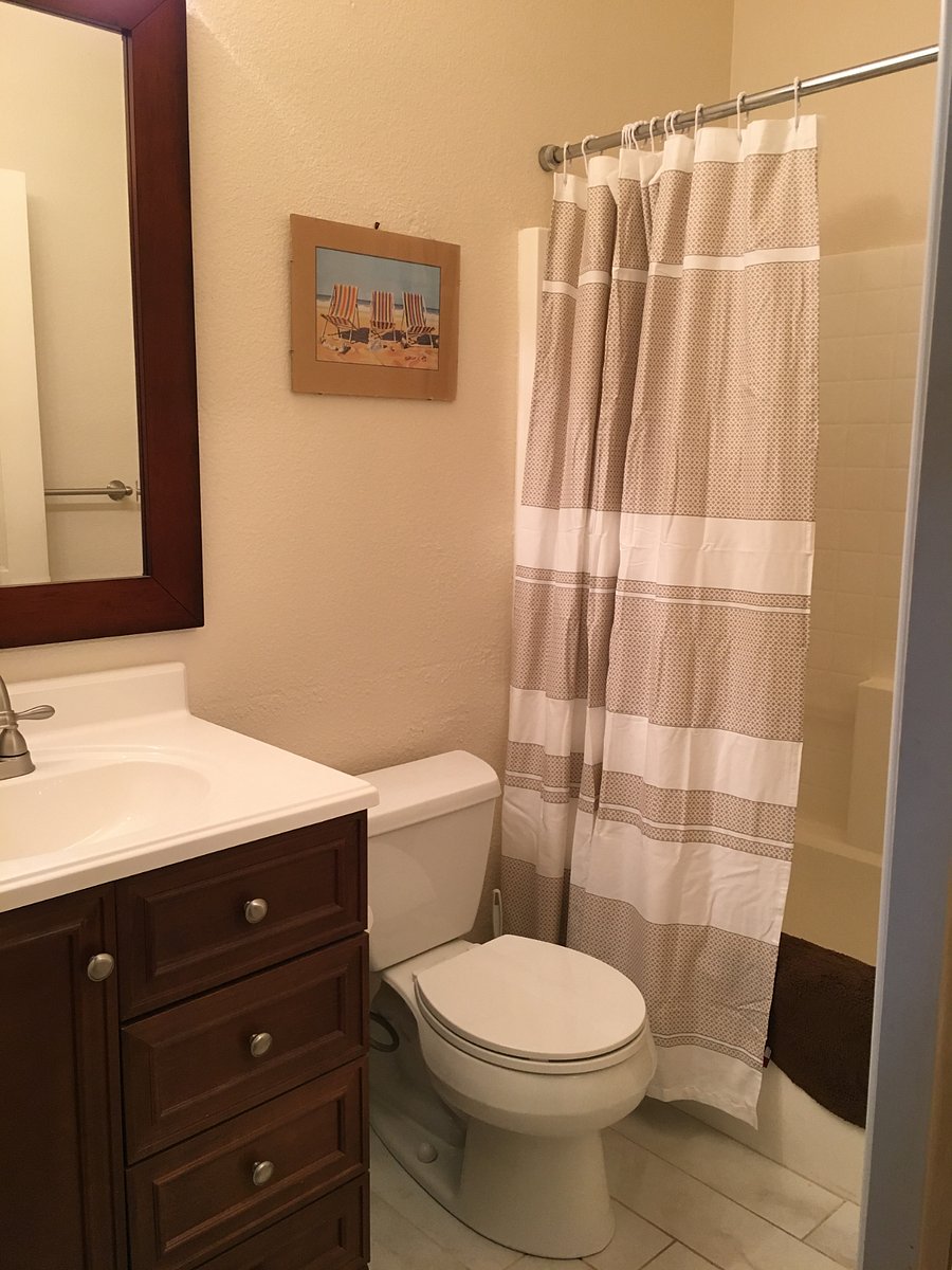 Guest Bathroom: Bathtub/shower
