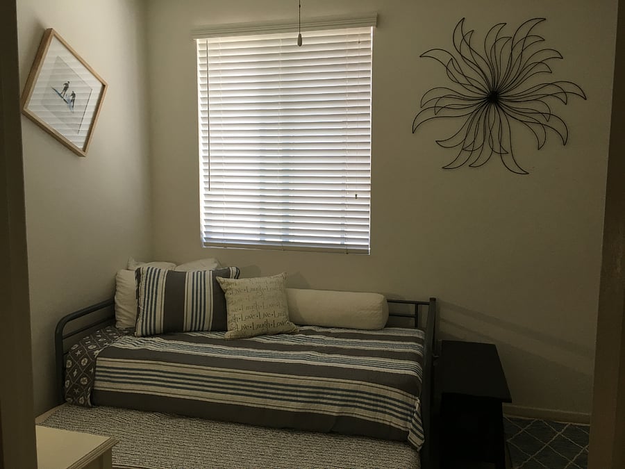Guest Room 2: Twin bed