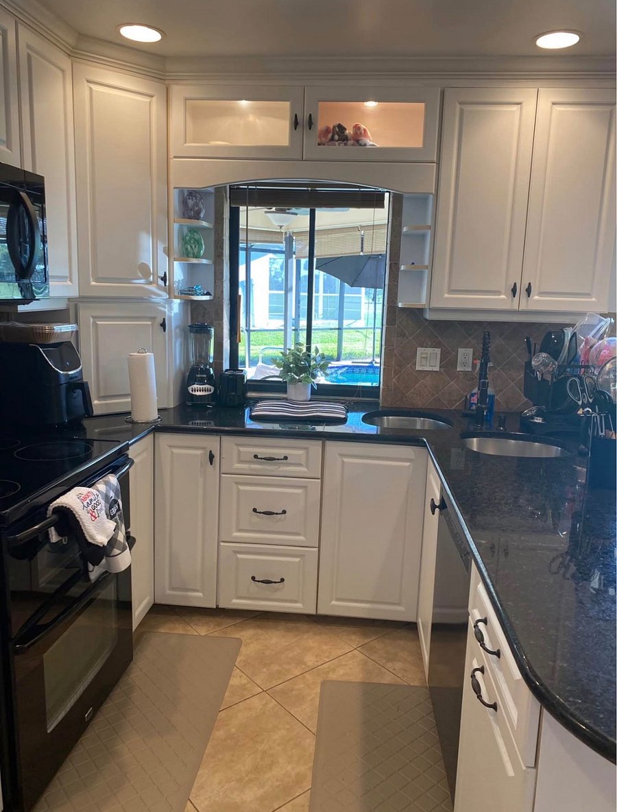 Kitchen: Stove, air fryer, blender, toaster.