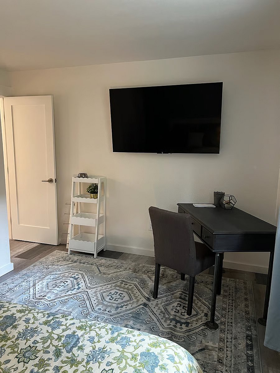 Bedroom, desk
