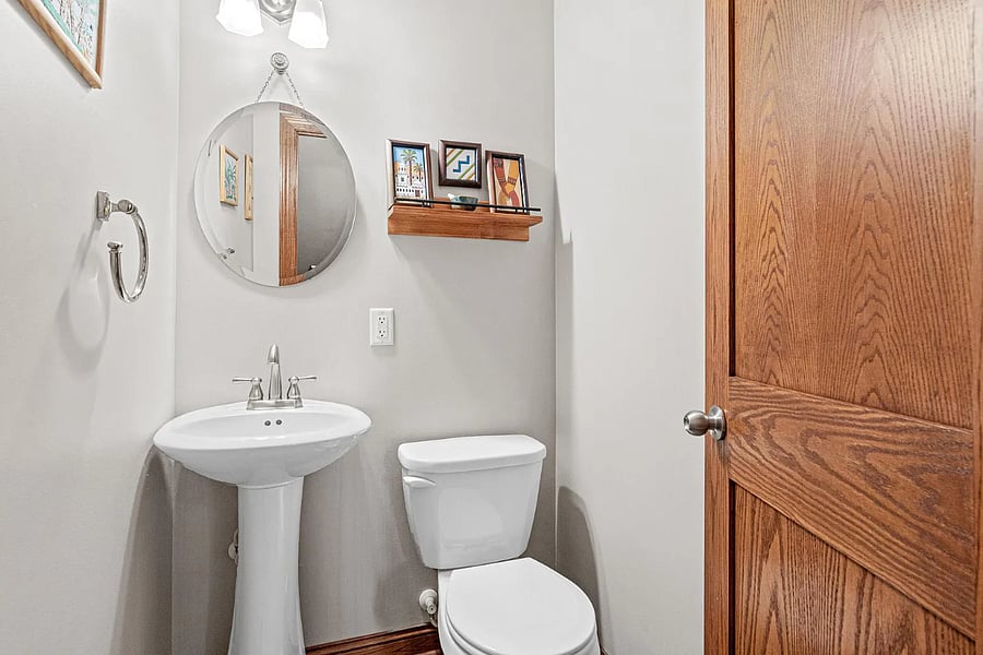1/2 bath off of the living room
