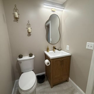 Queen bedroom en-suite bathroom
