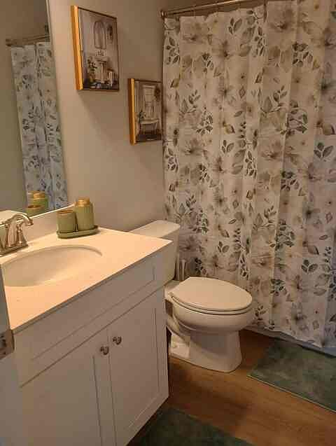 UPSTAIRS HALLWAY BATHROOM
