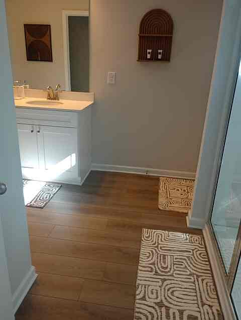 MASTER KING BATHROOM 