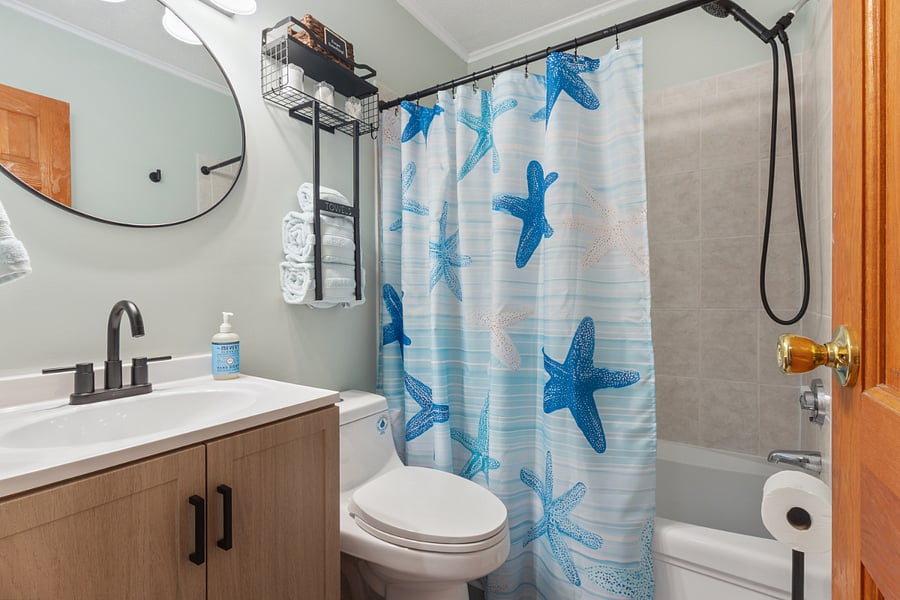 Full bathroom 1st floor