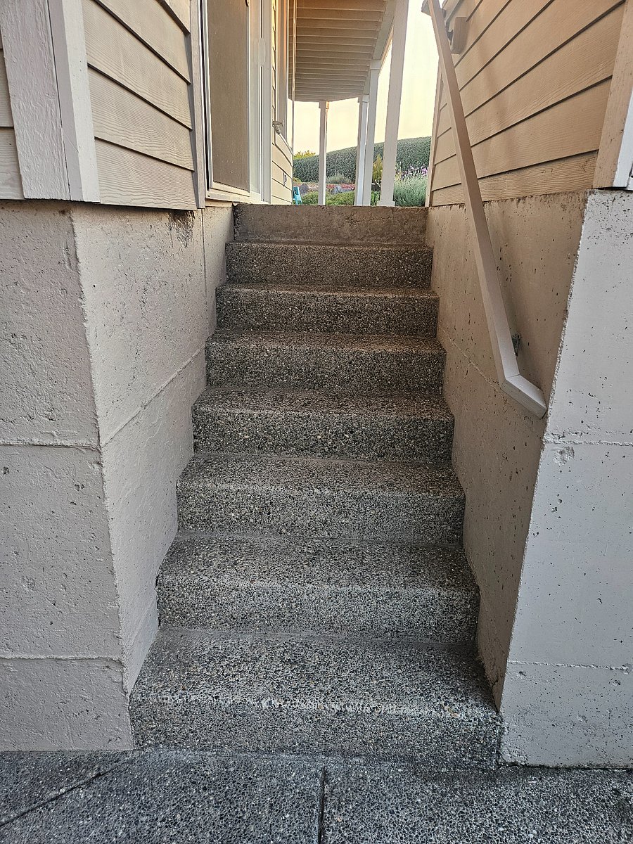 If stairs are a concern, please note that there are 8 stairs from the parking area to the apartment entrance. Alternatively, you can walk up an incline to street level and follow a stair-free pathway to access the apartment