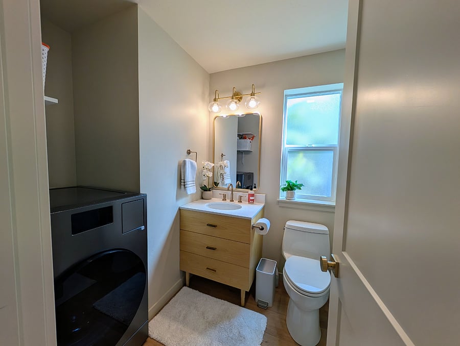 2nd bathroom has all-in-one washer/dryer