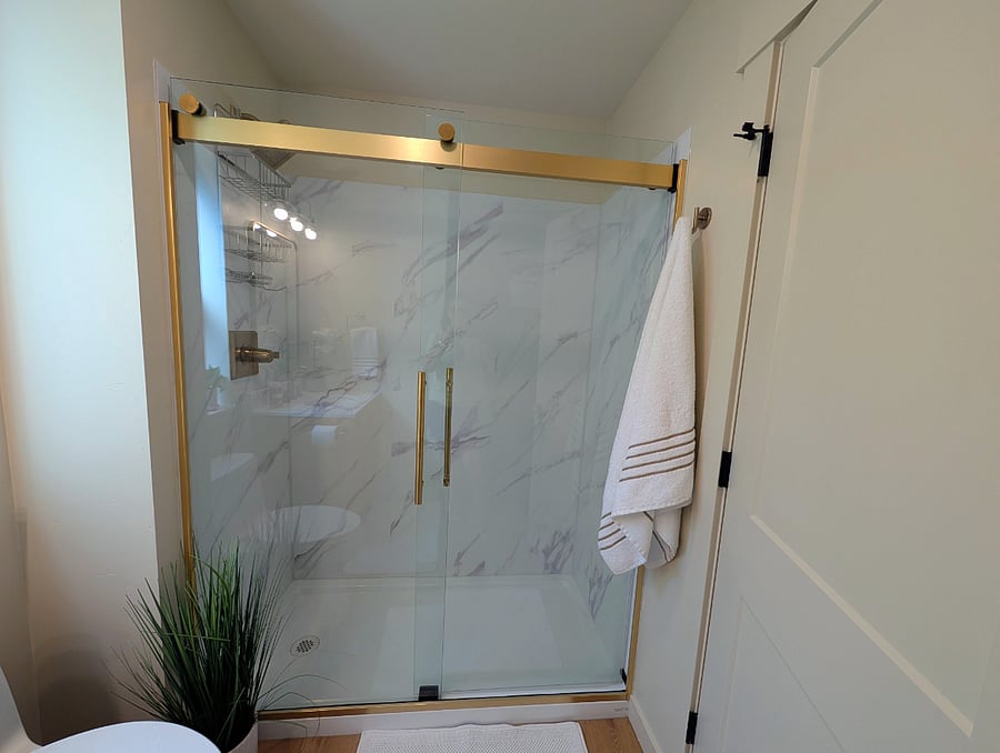 Enjoy the full size shower with rain can style shower head