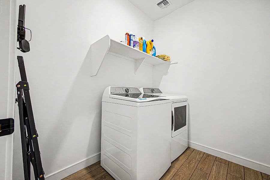 Laundry room (Washer & Dryer)