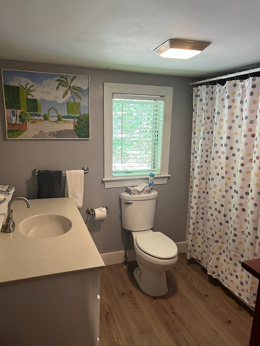 1 clean bathroom