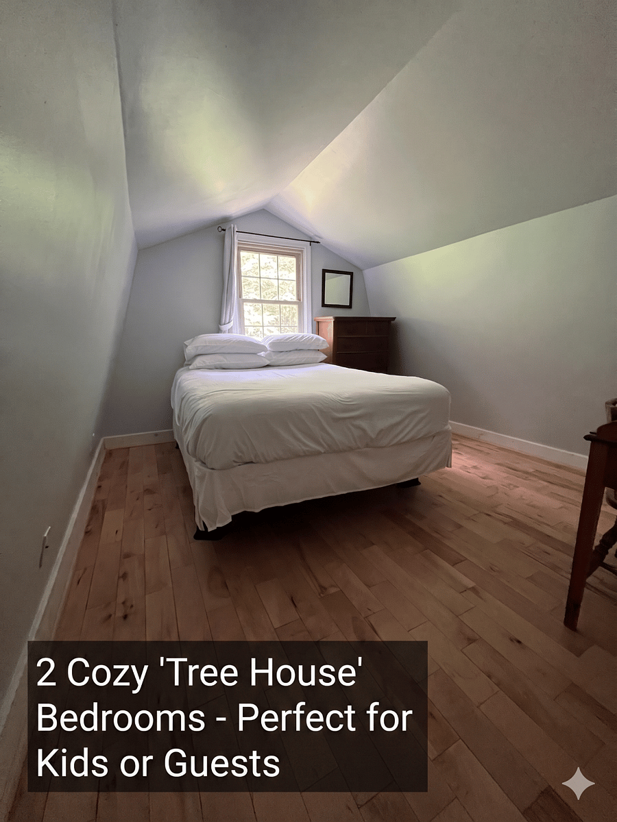 2 second floor bedrooms (queen beds)