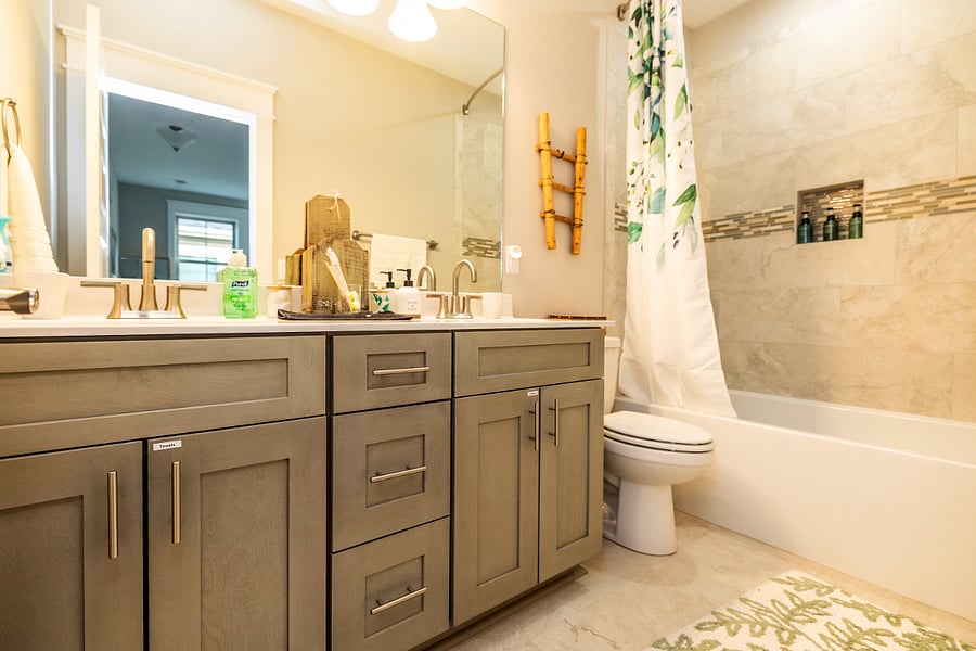 2nd Bathroom with shower/bath and two sinks.