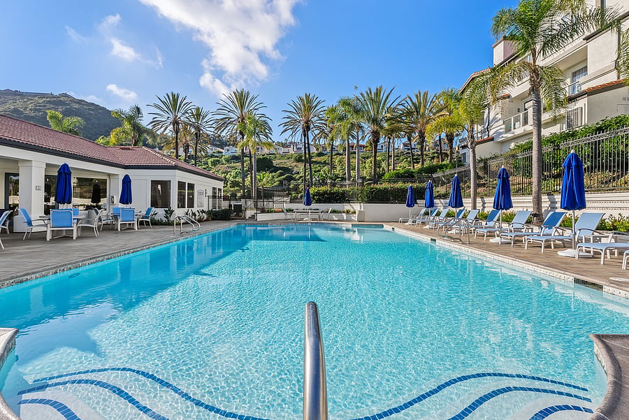 Gorgeous community resort-like pool heater May- October.