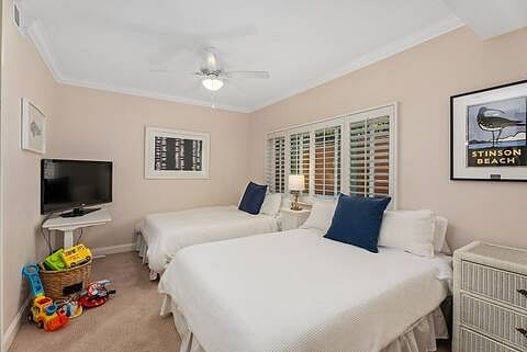 Second en-suite bedroom with 2 queen beds. Smart TV