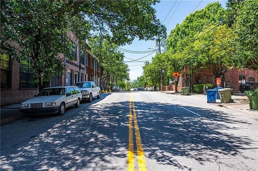 Castleberry Hill setting near restaurants, cafs, entertainment, and Downtown destinations