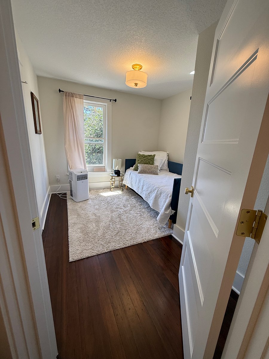 Bedroom with single (day bed) and AC and closet