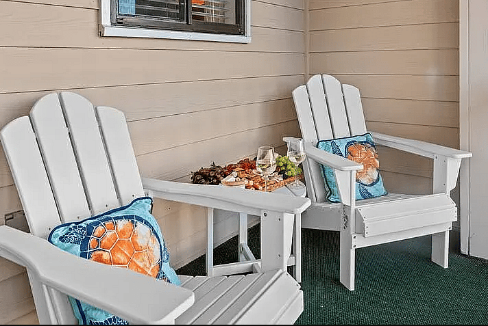 The balcony faces the outside overlooking the tennis courts. Please note - there may be additional noise from the courts but quiet hours are observed.