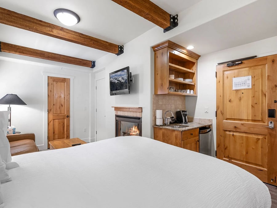 Queen Bed / Queen Sofa Bed / Kitchenette