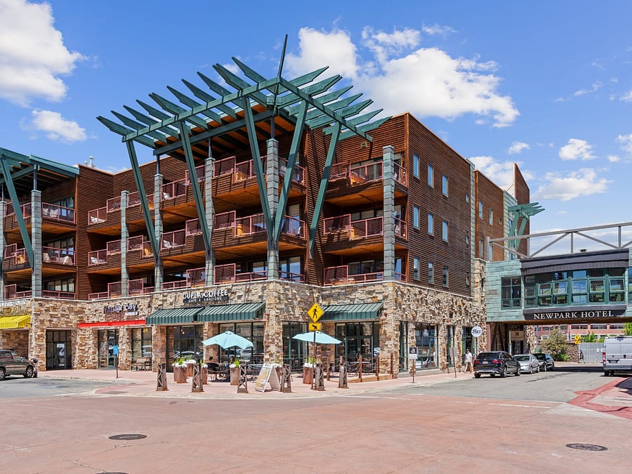Exterior / Shopping / Dining