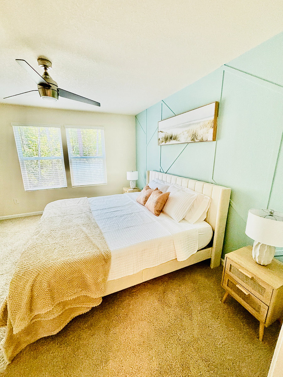 Master bedroom (king bed)