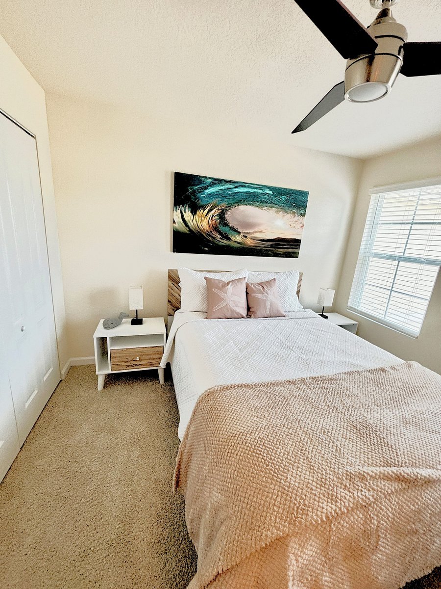 Second upstairs bedroom (queen bed)