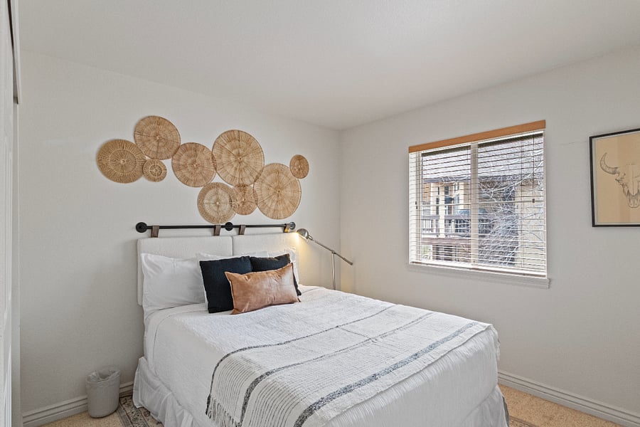 Bedroom 3 / Queen Bed