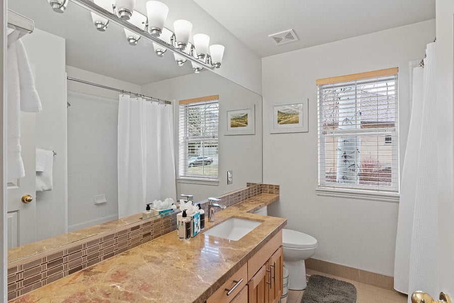 Bathroom 3 / Combo Tub/Shower