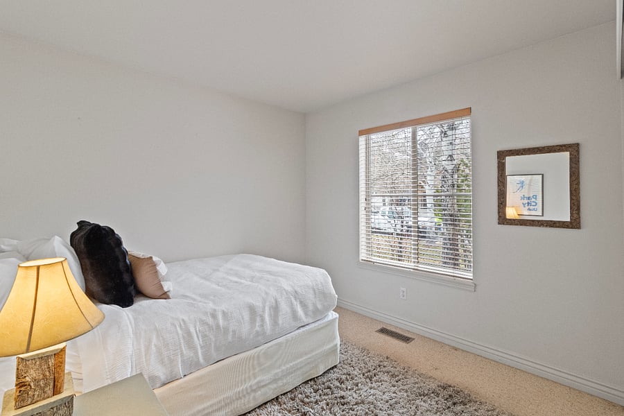 Bedroom 4 / Queen Bed
