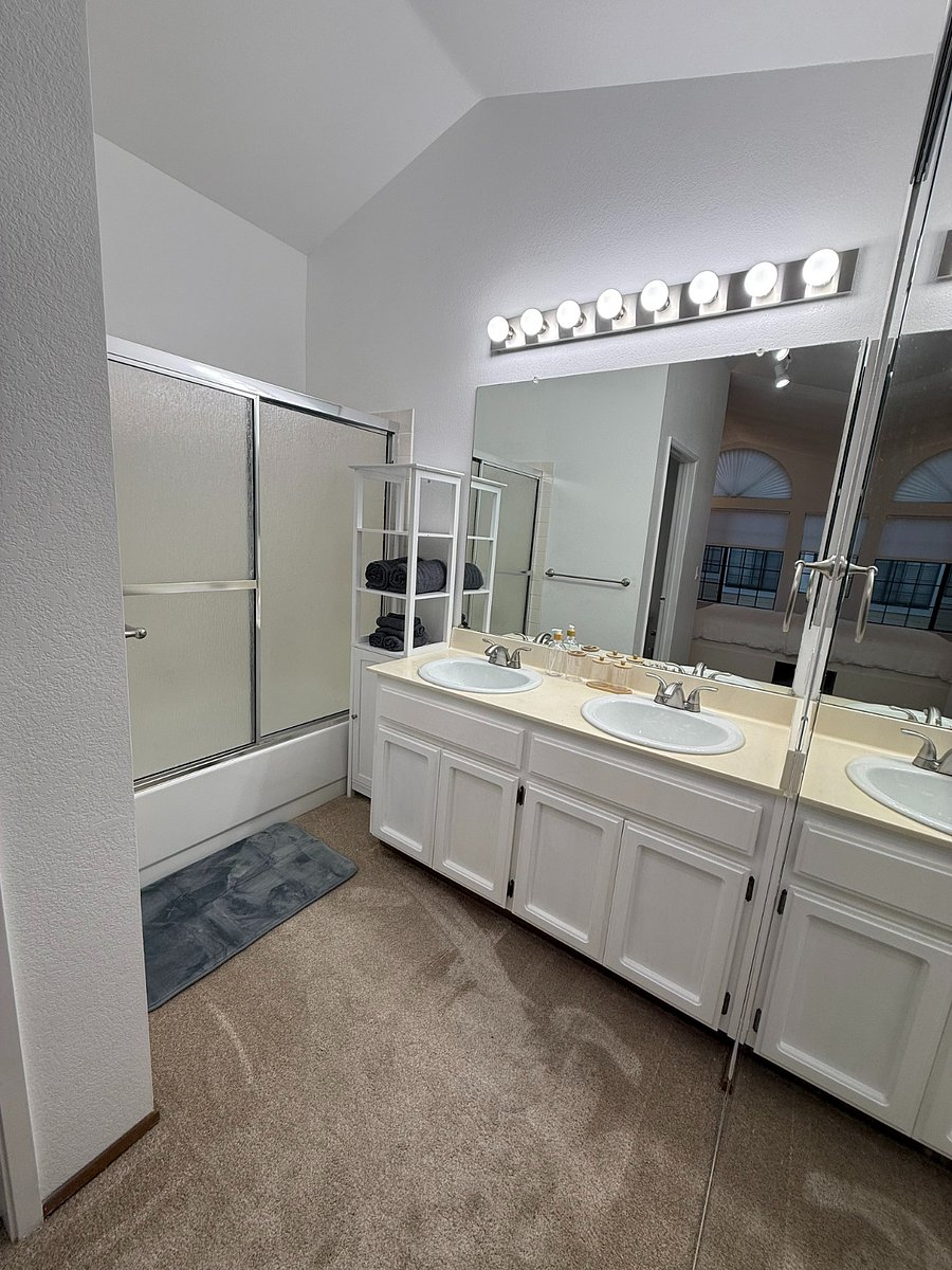 Private en-suite bathroom